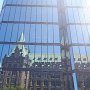 Historical Walk - Parliament Buildings reflected in steel and glass contemporary architecture / Budynki Parlamentu wobec współczesnej architektury Ottawy<br />fot. Dagmara Drewniak